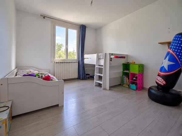 AGEN - Appartement traversant de 92 m² dans une résidence sécurisée, composée de 3 chambres, balcon, loggia et garage