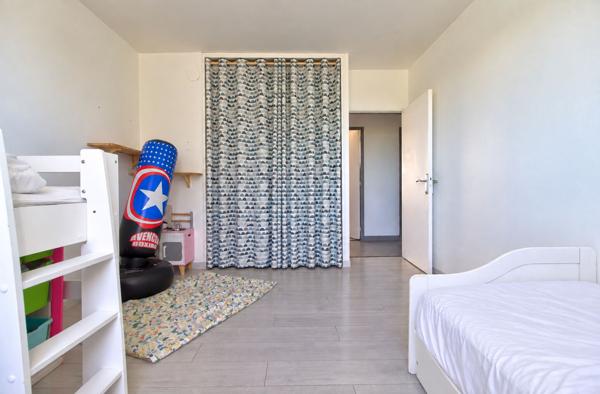 AGEN - Appartement traversant de 92 m² dans une résidence sécurisée, composée de 3 chambres, balcon, loggia et garage