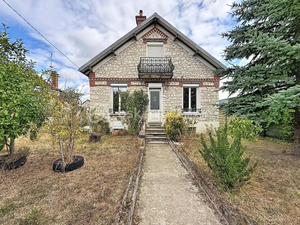 Découvrez cette belle maison en pierre meulière d’environ 100 m², de 6 pièces alliant le charme de l’ancien et le confort moderne.

Elle se compose d’une entrée donnant sur un salon lumineux, d’une cuisine aménagée et équipée, d’un séjour convivial ouvrant sur une agréable terrasse, d’un bureau, ainsi que de 4 chambres (dont 3 espaces nuits) réparties sur deux niveaux, dont une suite parentale.
Un sous-sol (non accessible en voiture) complète l’ensemble, offrant de beaux espaces de rangement.
Un rafraîchissement est à prévoir !

👉 Les atouts majeurs :
. Cette maison a bénéficié de travaux d’isolation, dispose du double vitrage, d’un poêle à granulés et d’une toiture en excellent état.
. Classe énergétique : D
. Une belle dépendance indépendante d’environ 50 m², comprenant un salon-séjour, une cuisine, deux chambres et une salle d’eau. Idéale pour accueillir de la famille, des amis ou envisager un revenu locatif.

L’ensemble est édifié sur un terrain agréable, dans un secteur calme et recherché, à proximité des commerces, écoles et transports.

✨ Une maison pleine de charme, prête à accueillir vos projets de vie ! Visite virtuelle sur demande !!