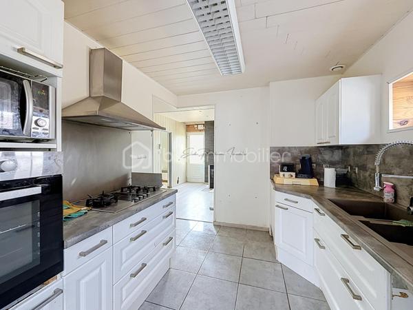 Découvrez cette belle maison en pierre meulière d’environ 100 m², de 6 pièces alliant le charme de l’ancien et le confort moderne.

Elle se compose d’une entrée donnant sur un salon lumineux, d’une cuisine aménagée et équipée, d’un séjour convivial ouvrant sur une agréable terrasse, d’un bureau, ainsi que de 4 chambres (dont 3 espaces nuits) réparties sur deux niveaux, dont une suite parentale.
Un sous-sol (non accessible en voiture) complète l’ensemble, offrant de beaux espaces de rangement.
Un rafraîchissement est à prévoir !

👉 Les atouts majeurs :
. Cette maison a bénéficié de travaux d’isolation, dispose du double vitrage, d’un poêle à granulés et d’une toiture en excellent état.
. Classe énergétique : D
. Une belle dépendance indépendante d’environ 50 m², comprenant un salon-séjour, une cuisine, deux chambres et une salle d’eau. Idéale pour accueillir de la famille, des amis ou envisager un revenu locatif.

L’ensemble est édifié sur un terrain agréable, dans un secteur calme et recherché, à proximité des commerces, écoles et transports.

✨ Une maison pleine de charme, prête à accueillir vos projets de vie ! Visite virtuelle sur demande !!