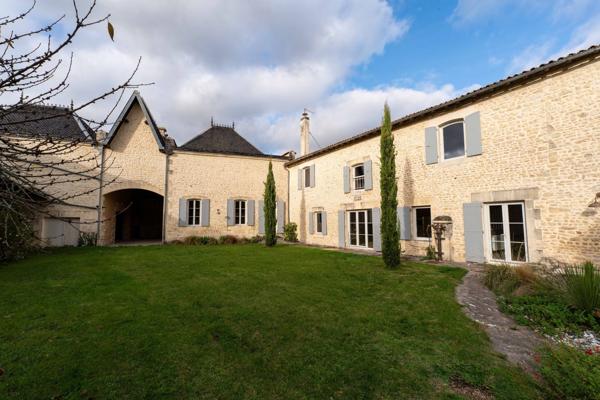 Vente Maison de luxe Saint-Jean-d'Angély 7 Pièces 350 m²