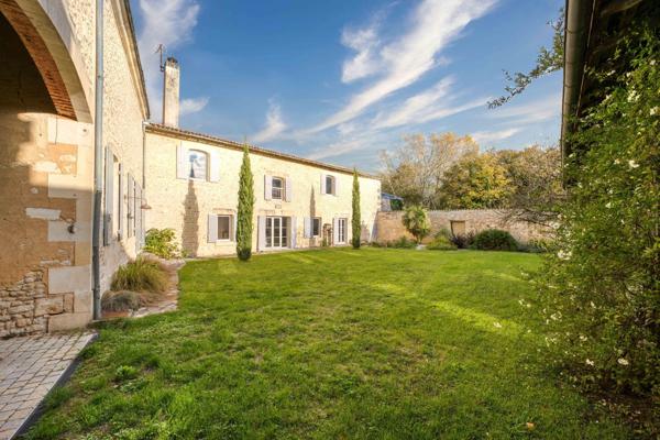 Vente Maison de luxe Saint-Jean-d'Angély 7 Pièces 350 m²