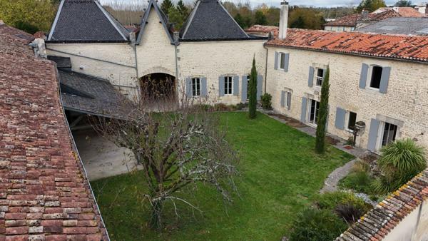 Vente Maison de luxe Saint-Jean-d'Angély 7 Pièces 350 m²