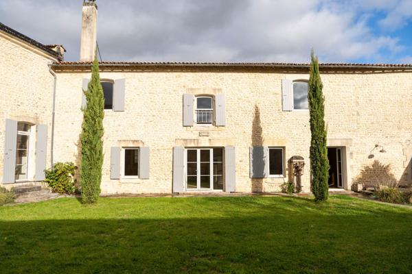 Vente Maison de luxe Saint-Jean-d'Angély 7 Pièces 350 m²