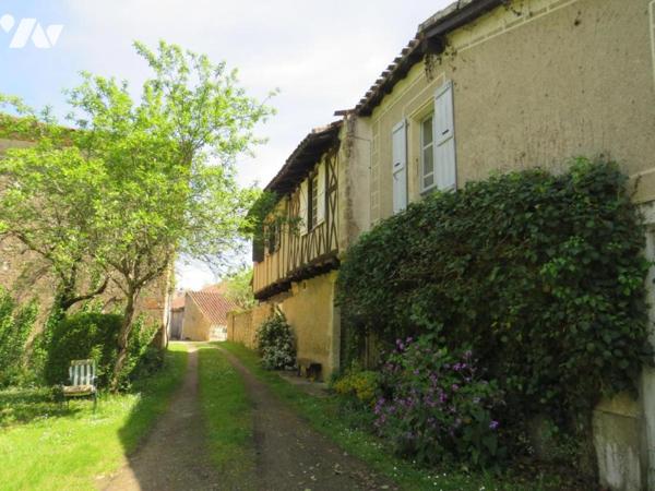 ROQUEBRUNE, Les hauts du village, maison avec terrasse sur 2 niveaux et dépendances