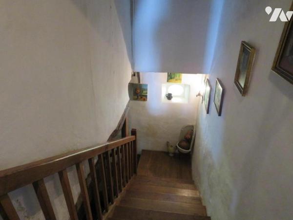 ROQUEBRUNE, Les hauts du village, maison avec terrasse sur 2 niveaux et dépendances