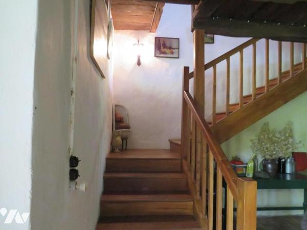 ROQUEBRUNE, Les hauts du village, maison avec terrasse sur 2 niveaux et dépendances