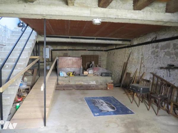 ROQUEBRUNE, Les hauts du village, maison avec terrasse sur 2 niveaux et dépendances