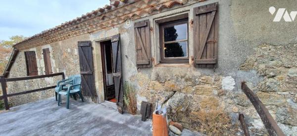 ROQUEBRUNE, Les hauts du village, maison avec terrasse sur 2 niveaux et dépendances