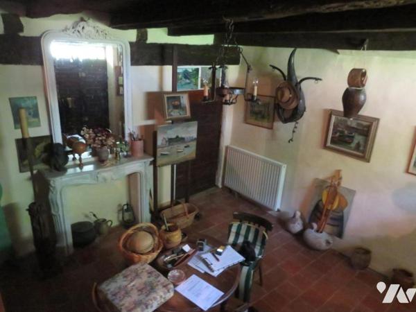 ROQUEBRUNE, Les hauts du village, maison avec terrasse sur 2 niveaux et dépendances
