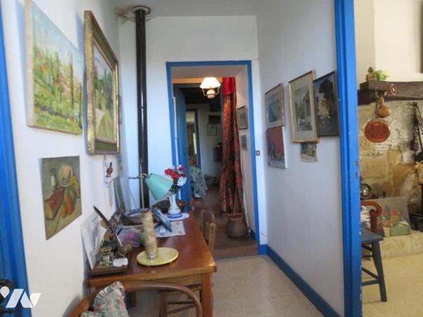 ROQUEBRUNE, Les hauts du village, maison avec terrasse sur 2 niveaux et dépendances