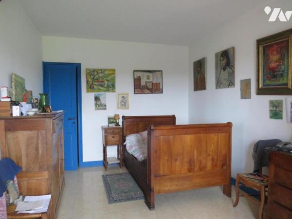 ROQUEBRUNE, Les hauts du village, maison avec terrasse sur 2 niveaux et dépendances