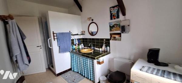 ROQUEBRUNE, Les hauts du village, maison avec terrasse sur 2 niveaux et dépendances