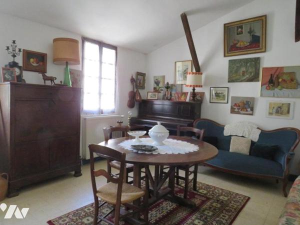 ROQUEBRUNE, Les hauts du village, maison avec terrasse sur 2 niveaux et dépendances