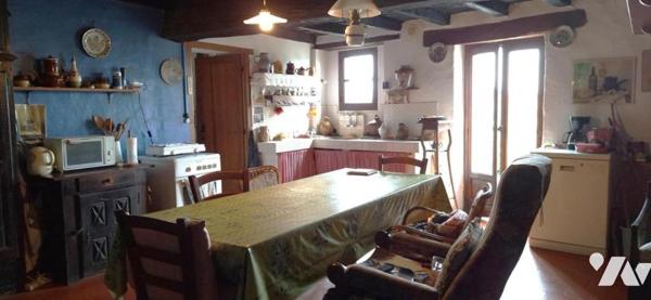 ROQUEBRUNE, Les hauts du village, maison avec terrasse sur 2 niveaux et dépendances