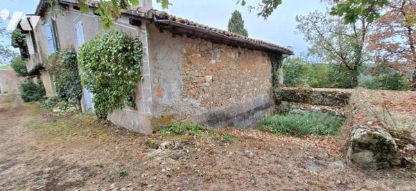 ROQUEBRUNE, Les hauts du village, maison avec terrasse sur 2 niveaux et dépendances