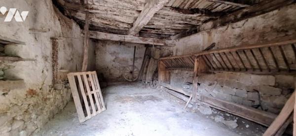 ROQUEBRUNE, Les hauts du village, maison avec terrasse sur 2 niveaux et dépendances