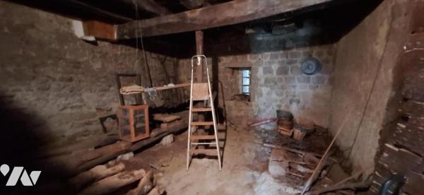 ROQUEBRUNE, Les hauts du village, maison avec terrasse sur 2 niveaux et dépendances