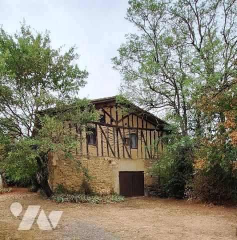 ROQUEBRUNE, Les hauts du village, maison avec terrasse sur 2 niveaux et dépendances
