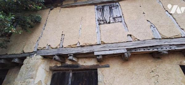 ROQUEBRUNE, Les hauts du village, maison avec terrasse sur 2 niveaux et dépendances
