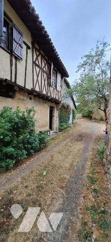 ROQUEBRUNE, Les hauts du village, maison avec terrasse sur 2 niveaux et dépendances