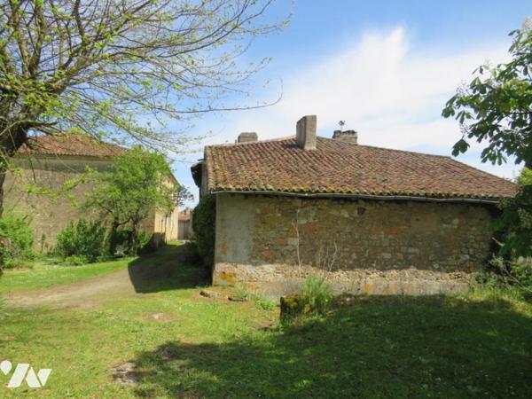 ROQUEBRUNE, Les hauts du village, maison avec terrasse sur 2 niveaux et dépendances