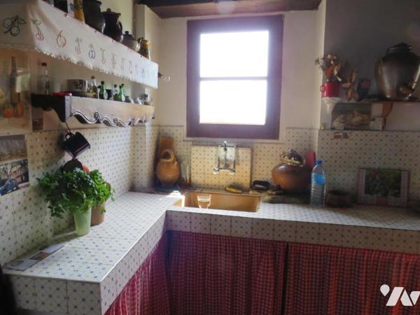 ROQUEBRUNE, Les hauts du village, maison avec terrasse sur 2 niveaux et dépendances