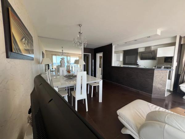 Vente                                                      Appartement
                        
                     3 pièces                      74 m2                     à Les Sables-d'Olonne
