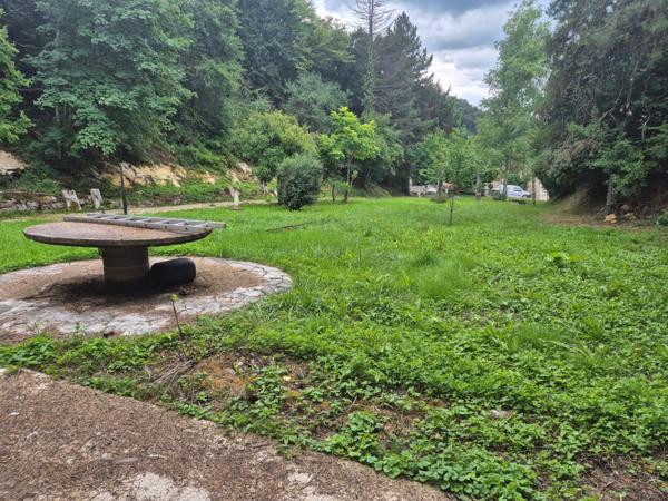 TERRAIN CONSTRUCTIBLE AVEC BATIMENTS