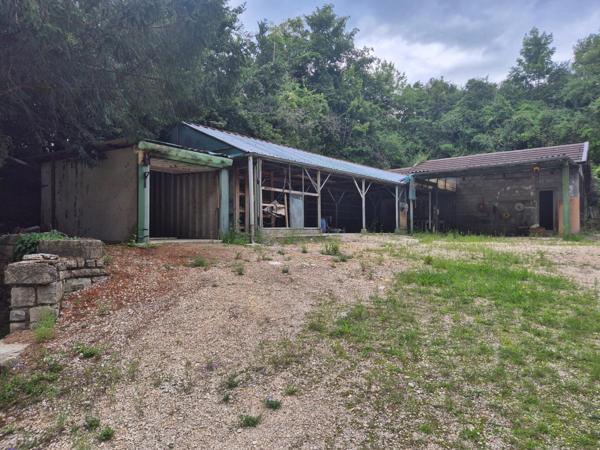 TERRAIN CONSTRUCTIBLE AVEC BATIMENTS