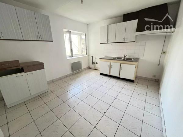 IMMEUBLE de 190 m² environ avec 3 logements en plein centre ville de NORT SUR ERDRE avec parking et petit jardin.