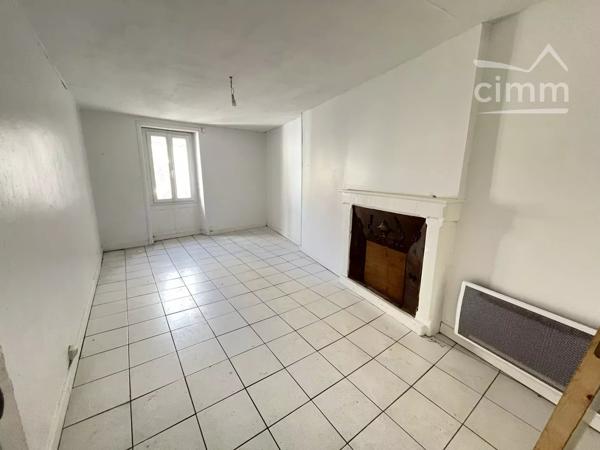 IMMEUBLE de 190 m² environ avec 3 logements en plein centre ville de NORT SUR ERDRE avec parking et petit jardin.