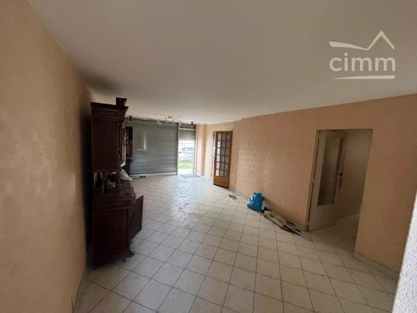 IMMEUBLE de 190 m² environ avec 3 logements en plein centre ville de NORT SUR ERDRE avec parking et petit jardin.