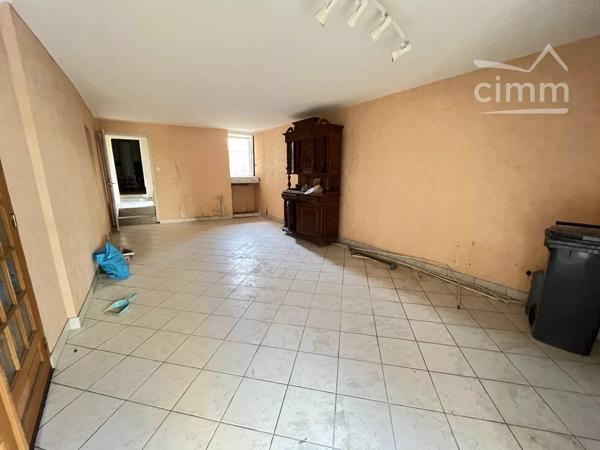 IMMEUBLE de 190 m² environ avec 3 logements en plein centre ville de NORT SUR ERDRE avec parking et petit jardin.