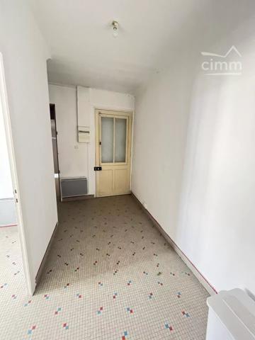 IMMEUBLE de 190 m² environ avec 3 logements en plein centre ville de NORT SUR ERDRE avec parking et petit jardin.