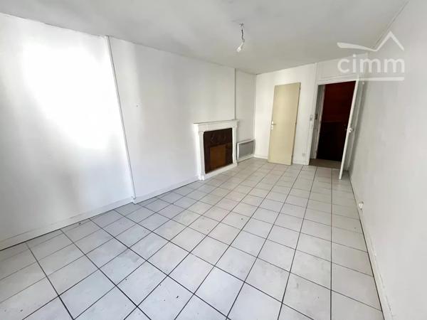 IMMEUBLE de 190 m² environ avec 3 logements en plein centre ville de NORT SUR ERDRE avec parking et petit jardin.