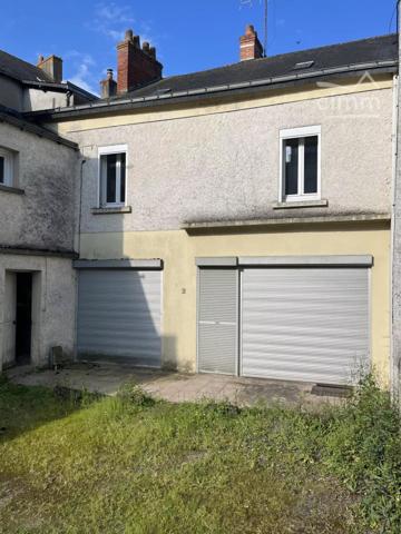 IMMEUBLE de 190 m² environ avec 3 logements en plein centre ville de NORT SUR ERDRE avec parking et petit jardin.
