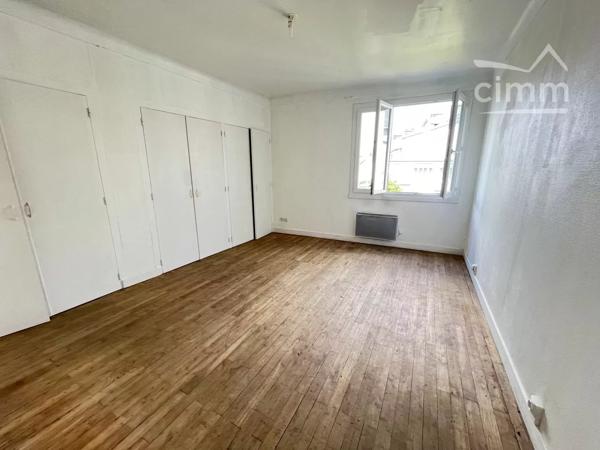 IMMEUBLE de 190 m² environ avec 3 logements en plein centre ville de NORT SUR ERDRE avec parking et petit jardin.