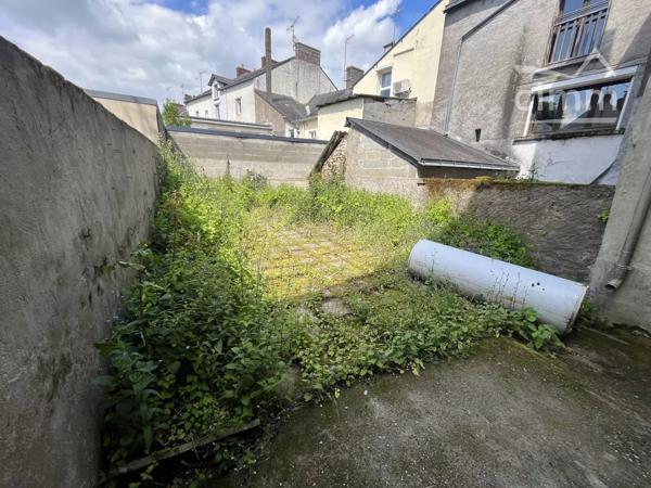 IMMEUBLE de 190 m² environ avec 3 logements en plein centre ville de NORT SUR ERDRE avec parking et petit jardin.