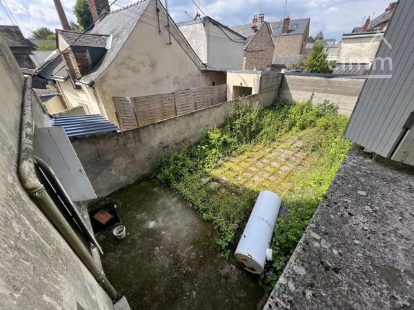 IMMEUBLE de 190 m² environ avec 3 logements en plein centre ville de NORT SUR ERDRE avec parking et petit jardin.