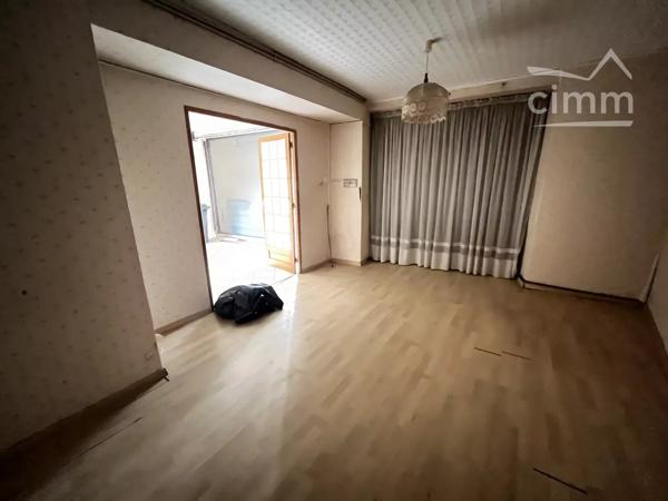 IMMEUBLE de 190 m² environ avec 3 logements en plein centre ville de NORT SUR ERDRE avec parking et petit jardin.