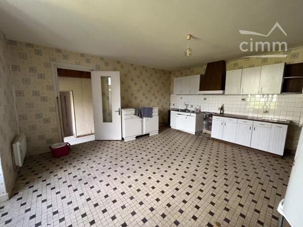 IMMEUBLE de 190 m² environ avec 3 logements en plein centre ville de NORT SUR ERDRE avec parking et petit jardin.