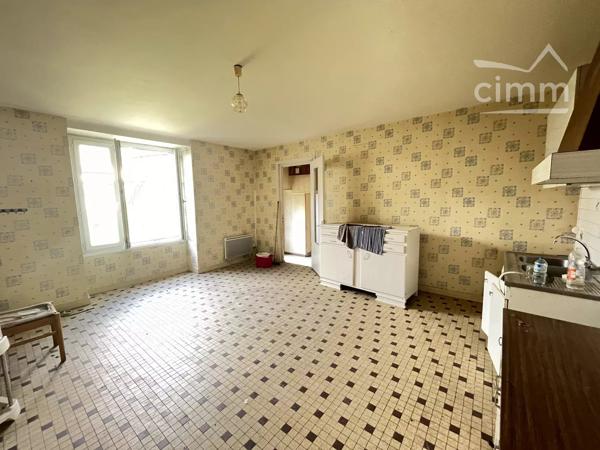 IMMEUBLE de 190 m² environ avec 3 logements en plein centre ville de NORT SUR ERDRE avec parking et petit jardin.