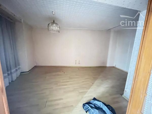 IMMEUBLE de 190 m² environ avec 3 logements en plein centre ville de NORT SUR ERDRE avec parking et petit jardin.