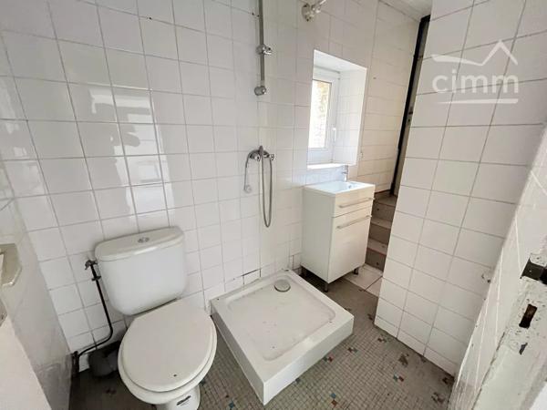 IMMEUBLE de 190 m² environ avec 3 logements en plein centre ville de NORT SUR ERDRE avec parking et petit jardin.