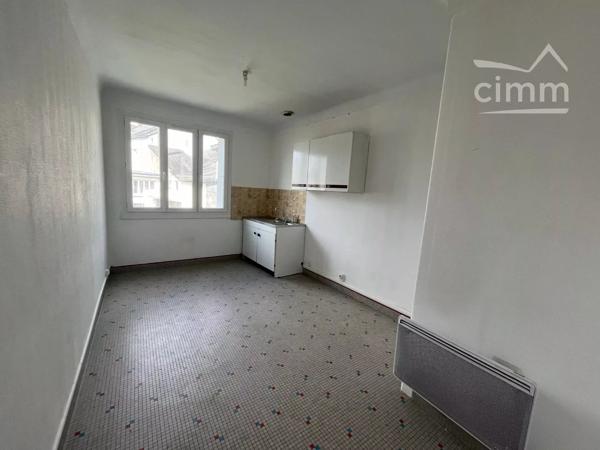 IMMEUBLE de 190 m² environ avec 3 logements en plein centre ville de NORT SUR ERDRE avec parking et petit jardin.