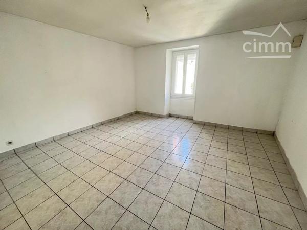 IMMEUBLE de 190 m² environ avec 3 logements en plein centre ville de NORT SUR ERDRE avec parking et petit jardin.