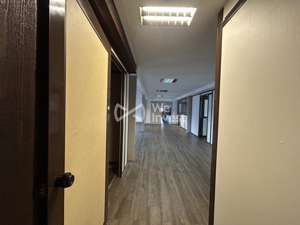 Local commercial avec bureaux et entrepôt