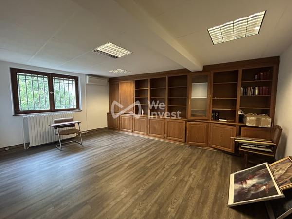 Local commercial avec bureaux et entrepôt