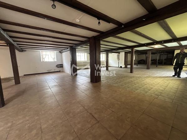 Local commercial avec bureaux et entrepôt